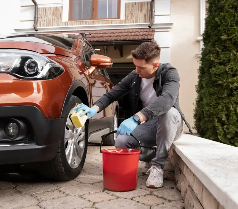 Lavage auto à domicile Pollestres : professionnel intervenant sur un véhicule